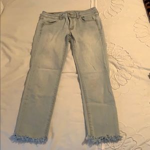 Jeggings with fray bottom